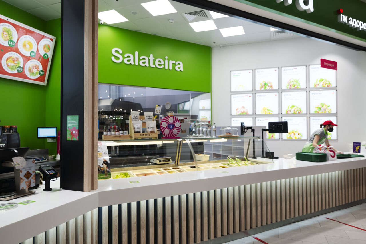 Барная стойка, зона выдачи сети ресторанов Salateira. Киев, Украина