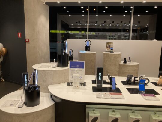 Столешницы под продукцию Samsung в магазине «Алло»