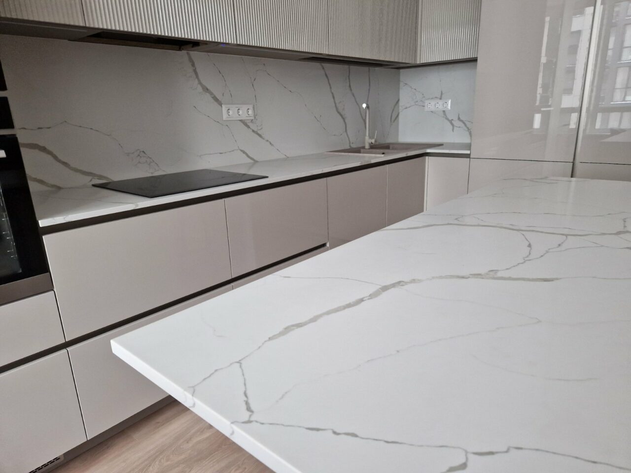 7400 Calacatta Dauphine