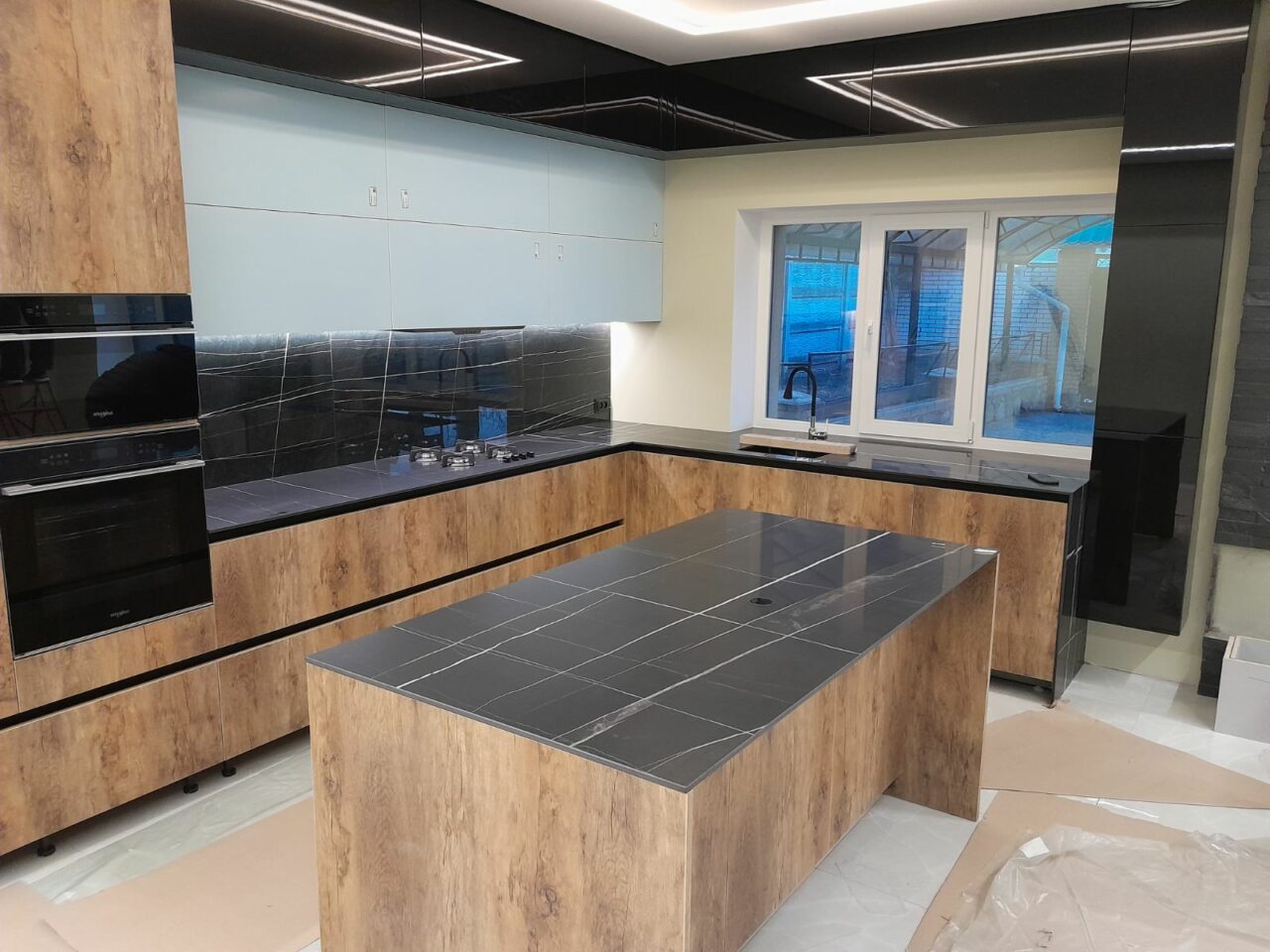 Sahara Noir Honed